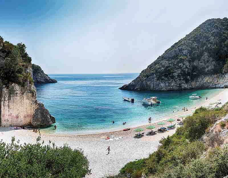 Urlaubstouristen am Strand in Albanien