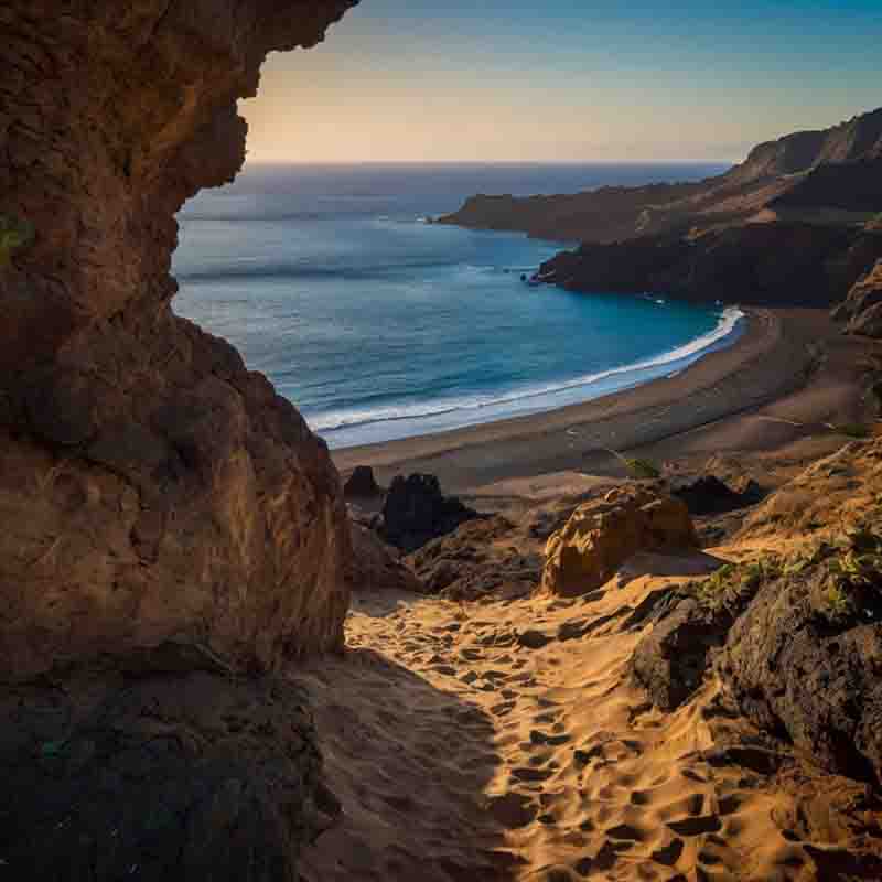 Ein malerischer Blick auf Gran Canaria, der die einmalig schöne Küstenlinie unter einem strahlend blauen Himmel zeigt.