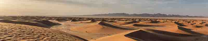 Sanddünen im Sahara-Wüstengebiet, die die majestätische Landschaft und die goldene Farbe des Sandes zeigen.