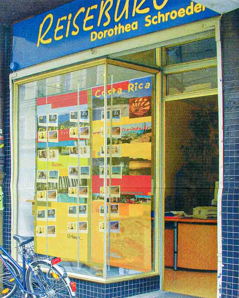 Das Schaufenster des Reisebueros Urlaubsreif im. Juni 1991 in der Barerstrasse in Muenchen