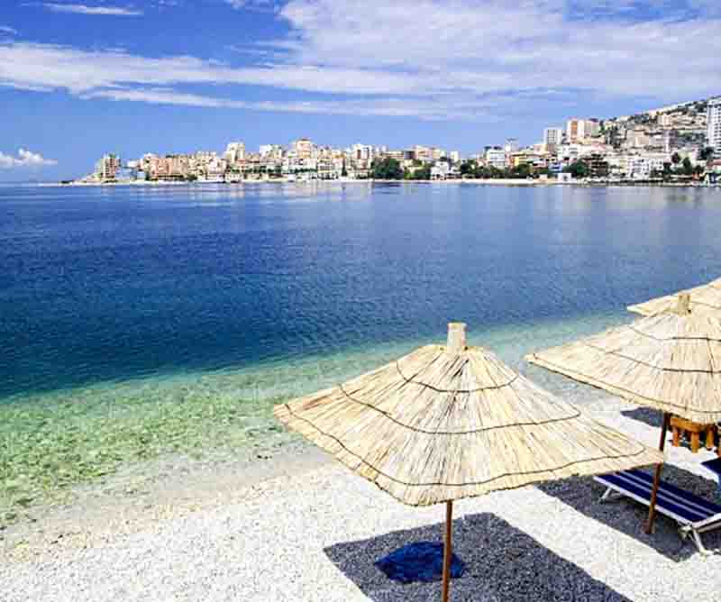 Skyline und Bucht von Saranda in Albanien