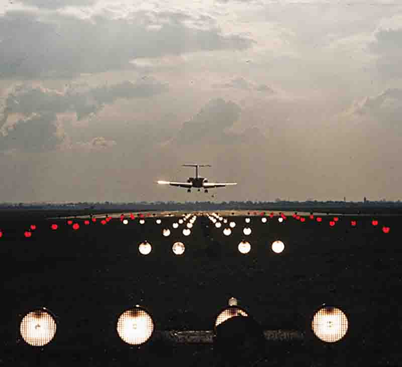 Ein Flugzeug hebt von einer Startbahn ab und steigt in den Himmel auf.