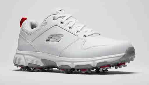 Ein Nahaufnahme eines weißen Skechers Damen Go Pro 2 Golfschuhs mit schwarzen und silbernen Details. Der Schuh hat Spikes auf der Sohle und ist aus wasserdichtem Material gefertigt.